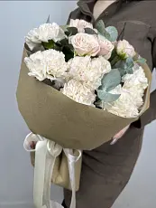 Букет живых цветов из диантусов и кустовой розы