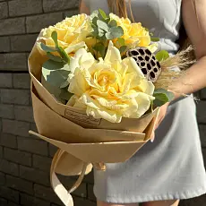 Букет живых цветов из роз и эвкалипта