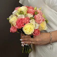 Букет невесты из кустовых роз