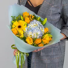 Яркий букет с гортензией и герберой 