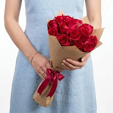 Малиновые розы в крафте