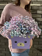 Букет живых цветов с радужной гипсофилой микс в сумочке нежного цвета