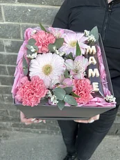 Цветы в коробке "Маме"