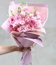 Розовые эустомы в упаковке 