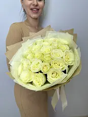 Букет живых цветов из 25 Белых роз оформленный в крафтовую бумагу