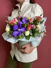 Шляпная коробка с вандой и эустомой