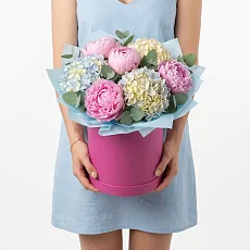 Коробка с гортензией и розовыми пионами