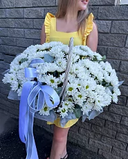 Корзина с белой кустовой хризантемой 