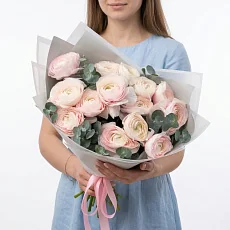 Композиция из ранункулюсов с эвкалиптом