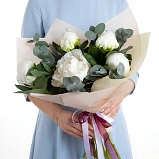 Сборная композиция из 5 Белых Пионов