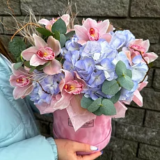 Шляпная коробка с гортензией и орхидеями 