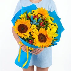 Подсолнухи и желтая лилия