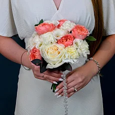 Свадебный букет из кустовых роз и эустомы