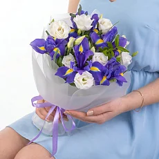 Букет из ирисов и эустомы