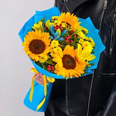 Подсолнухи и желтая лилия