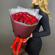 Букет из роз и гиперикума