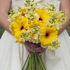 Букет невесты с герберой и маттиолой 