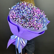 Букет из гипсофилы в сиреневой упаковке