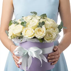 Белая роза в шляпной коробке