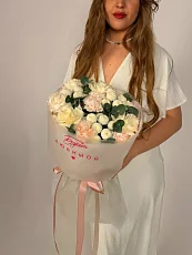 Воздушный букет с диантусами и розами 