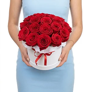 Шляпная коробка с красными розами