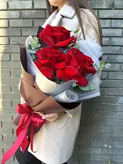 Букет живых цветов из 3 французских красных роз в дизайнерской упаковке