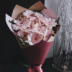 13 Розовых Гербер в упаковке 