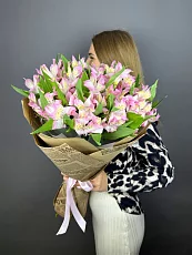 Моно-композиция с альстромерией