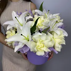 Букет живых цветов с лилией и французскими розами в шляпной коробке