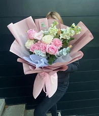 Авторский букет с матиолой и розой