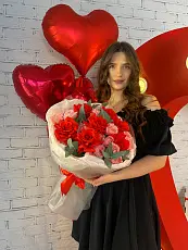 Композиция с рыжей розой в упаковке 