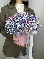 Композиция живых цветов из гипсофилы в шляпной коробке