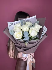 7 Белых роз с эвкалиптом в упаковке