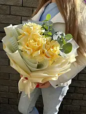 Букет живых роз из 3 роз с эвкалиптом в дизайнерской упаковке