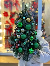 Новогодняя елка с зелеными шарами 