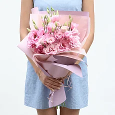 Розовые эустомы в упаковке