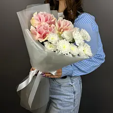 Нежный Букет Живых цветов из розовых роз и кустовой хризантемы в дизайнерской упаковке