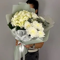 Букет с белой гортензией и хризантемой