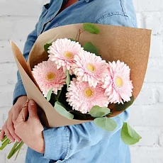 5 Розовых Гербер в крафте 