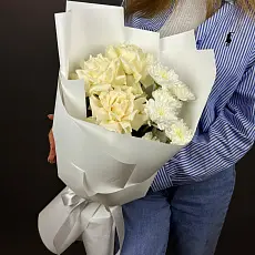 Нежный Букет живых цветов с кустовой хризантемой и розами в упаковке