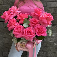 Корзина с ароматными  розами 