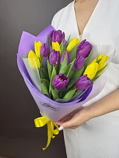 Букет из 15 Тюльпанов желтого и сиреневого цвета