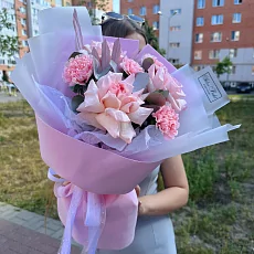 Букет с диантусами и розами