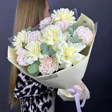 Композиция из роз и гвоздик