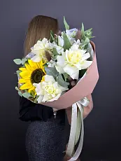Букет живых цветов с подсолнухом и альстромерией