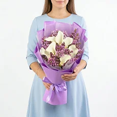 Букет из сиреневой сирени и калл