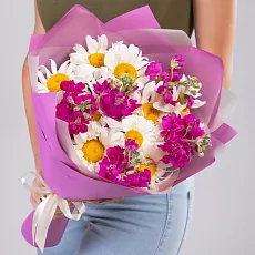 Букет из маттиолы и ромашки 