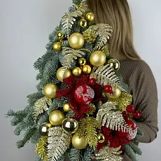 Цветы живые, Новогодняя композиция с нобилисом "Елка с золотым декором"