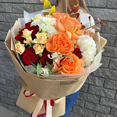 Яркий букет с розами и гортензией 