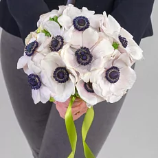 Букет невесты из 11 белых анемонов